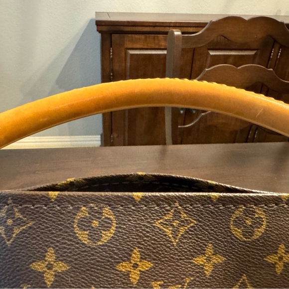 Authentic Louis Vuitton Artsy MM - Picture 11 of 15